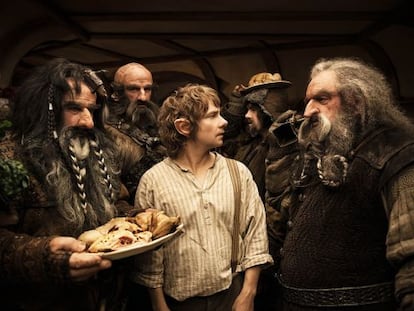 Un fotograma de 'El hobbit, un viaje inesperado', de Peter Jackson, con Martin Freeman en medio.