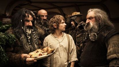 Un fotograma de 'El hobbit, un viaje inesperado', de Peter Jackson, con Martin Freeman en medio.