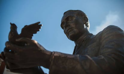 Estatua en memoria de Garc&iacute;a Lorca en la plaza Santa Ana, de Madrid.