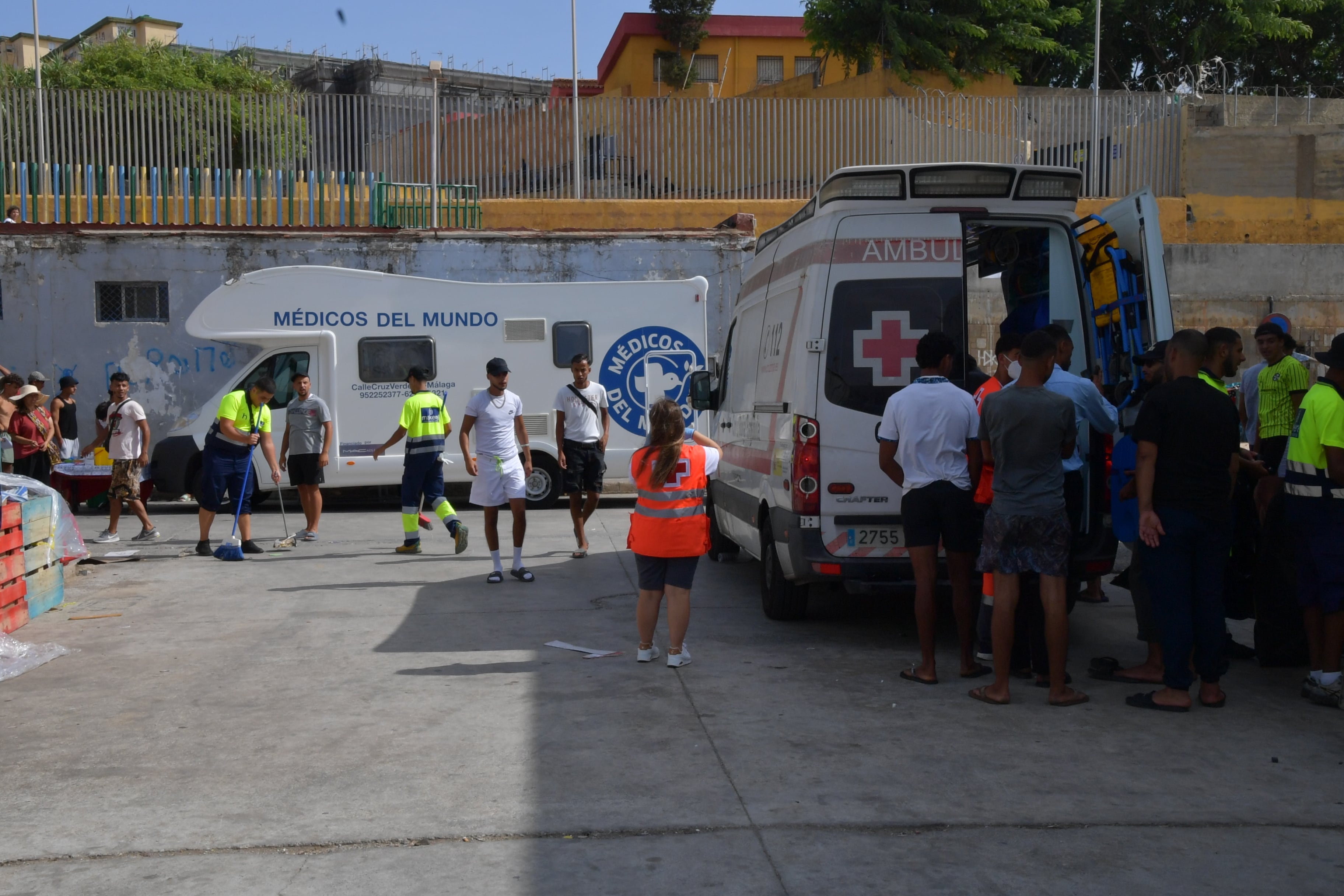 Médicos del Mundo y Cruz Roja atienden a inmigrantes en Ceuta.
Foto grupo de voluntarias en el polideportivo