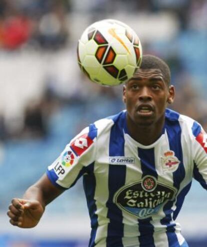 Iván Cavaleiro controla un balón de cabeza.