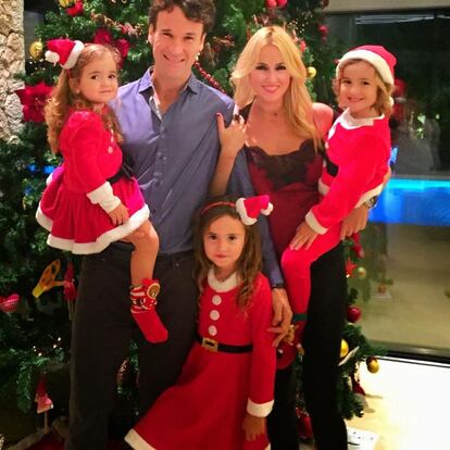 Carolina Cerezuela y Carlos Moya junto a sus tres hijos, Carla (2010), Carlos (2012)y Daniela (2014). Los pequeños de la casa celebraron la Nochebuena vestidos de Papá y Mamá Noel. 