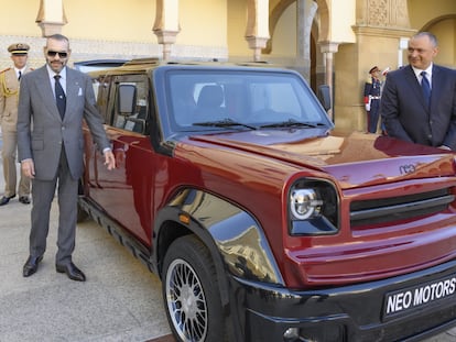 El rey Mohamed VI, en la presentación de un automóvil, el 15 de mayo en el palacio real de Rabat.