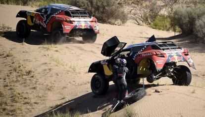 Sainz adelanta a Peterhansel, con el coche averiado.