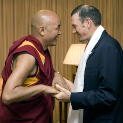 El 'lehendakari' Juan José Ibarretxe saluda a Thubtem Wangchen, a quien ha recibido hoy en la sede de la Presidencia del Gobierno Vasco en Vitoria