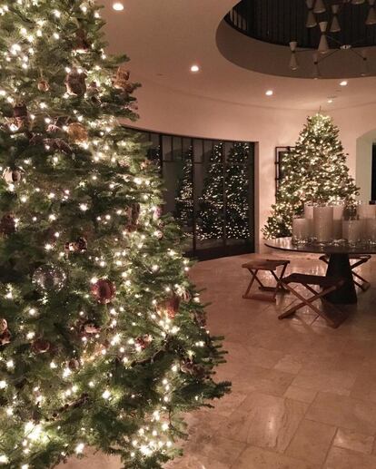 Kourtney Kardashian ha publicado la imagen de sus dos árboles de Navidad este viernes. La mesa central está ocupada por enormes velas navideñas.