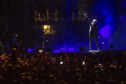 Matt Bellamy, rodeado de público durante su actuación en el FIB.