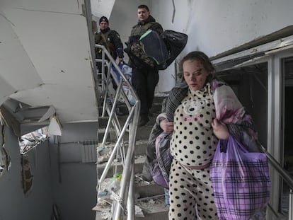 Una mujer embarazada herida baja las escaleras en el hospital de maternidad dañado por el bombardeo en Mariupol, Ucrania, el miércoles 9 de marzo de 2022. Un ataque ruso ha dañado gravemente un hospital de maternidad en la asediada ciudad portuaria de Mariupol, según informan las autoridades ucranianas. 