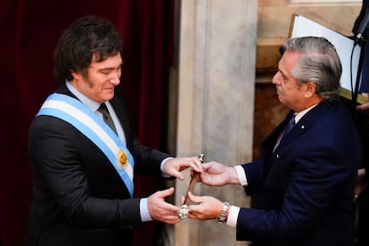 Javier Milei recibe el bastón presidencial de manos de Alberto Fernández, ahora expresidente de Argentina, este domingo en el Congreso de la Nación.