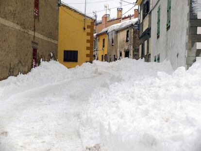 Las calles de La Acebeda están intrasitables por lo que los vehículos han tenido que aparcar en plena carretera comarcal en las afueras.
