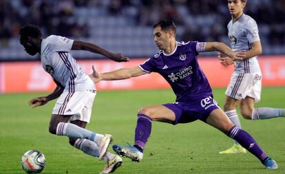 Pione Sisto, del Celta, se escapa de Moyano, zaguero del Valladolid.