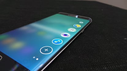 El Samsung Galaxy S6 edge+ también ofrece Android 5.1.1 Lollipop con TouchWiz pero integra un menú lateral con la opción People Edge y accesos directos a apps y contenido en su Edge UX.