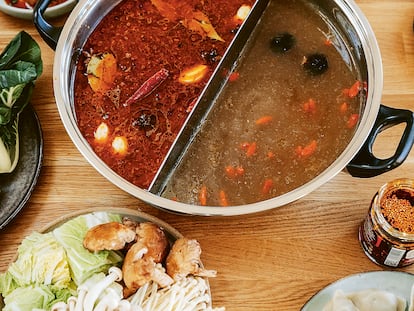 Hot pot - Carne, pescado, marisco, cefalópodos, verduras y setas se dan la mano en esta receta contundente aliñada con chile rojo. Todo un volcán de sabores.