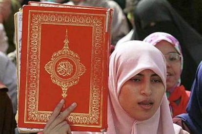 Una joven marroquí porta el Corán en una manifestación.