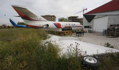 Avión junto al hangar del campus de Fuenlabrada de la Universidad Rey Juan Carlos.
 