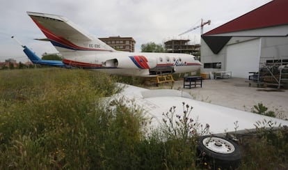 Avión junto al hangar del campus de Fuenlabrada de la Universidad Rey Juan Carlos.
