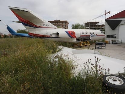 Avión junto al hangar del campus de Fuenlabrada de la Universidad Rey Juan Carlos.
 