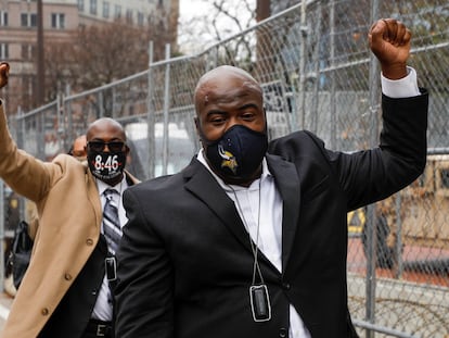 Philonise y Rodney, hermanos de George Floyd, levantan el brazo durante una de las jornadas del juicio por el 'caso Floyd', en Minneapolis.