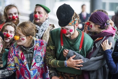 Manifestantes disfrazados de payaso protestan en Bruselas contra el acuerdo CETA.