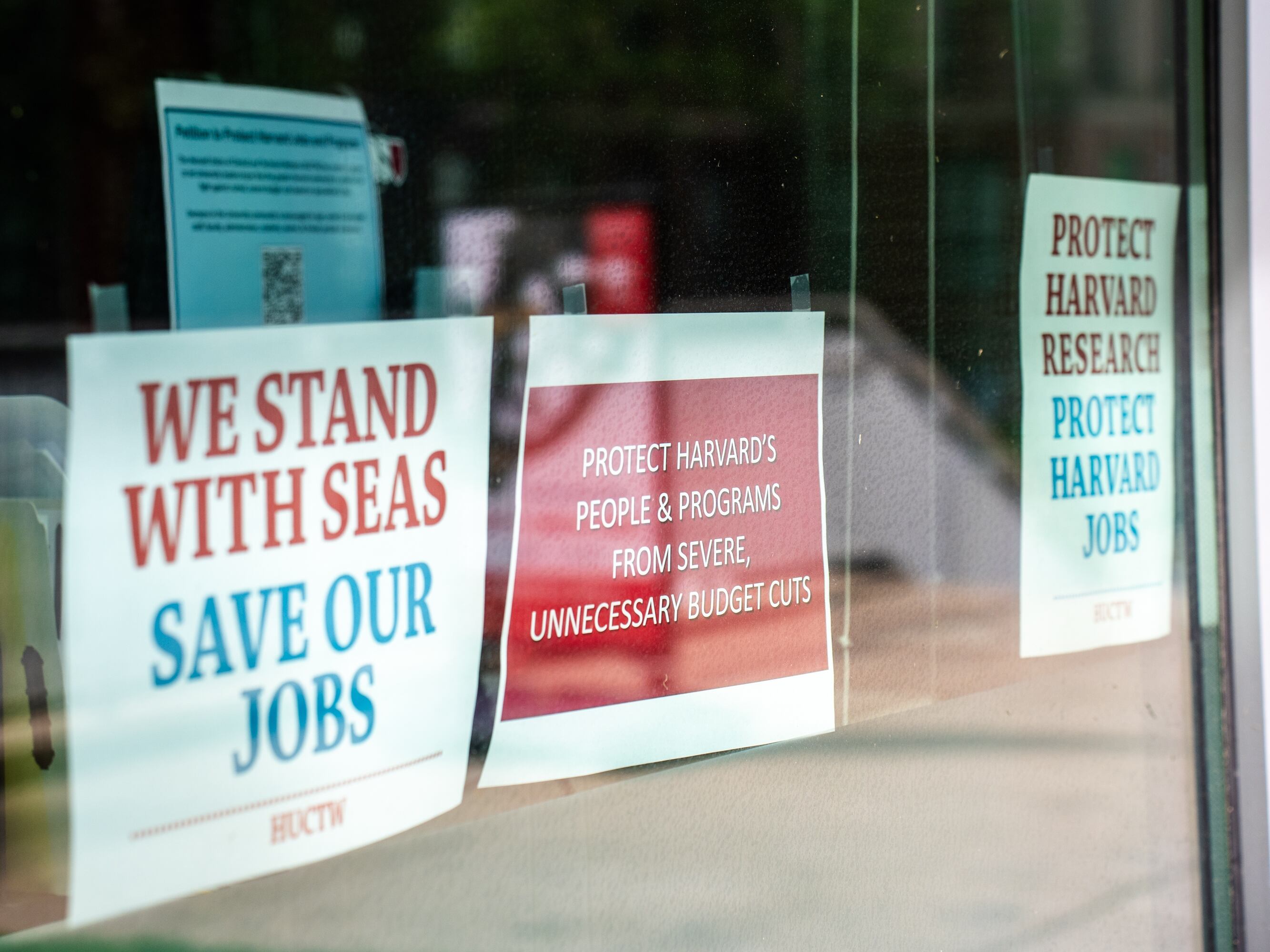 Carteles en contra del recorte presupuestan a la Universidad, en Cambridge.
