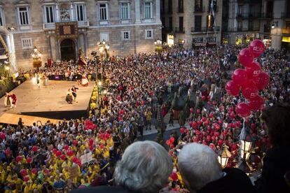 Xavier Trias i Núria Gispert contemplan desde el balcón del Ayuntamiento el primer espectáculo de las Fiestas de la Mercè.