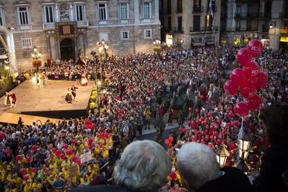 Xavier Trias i N&uacute;ria Gispert contemplan desde el balc&oacute;n del Ayuntamiento el primer espect&aacute;culo de las Fiestas de la Merc&egrave;.