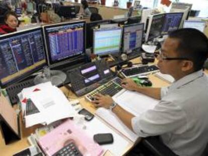 Un corredor de bolsa observa sus pantallas en una empresa bursátil de Yakarta (Indonesia). EFE/Archivo