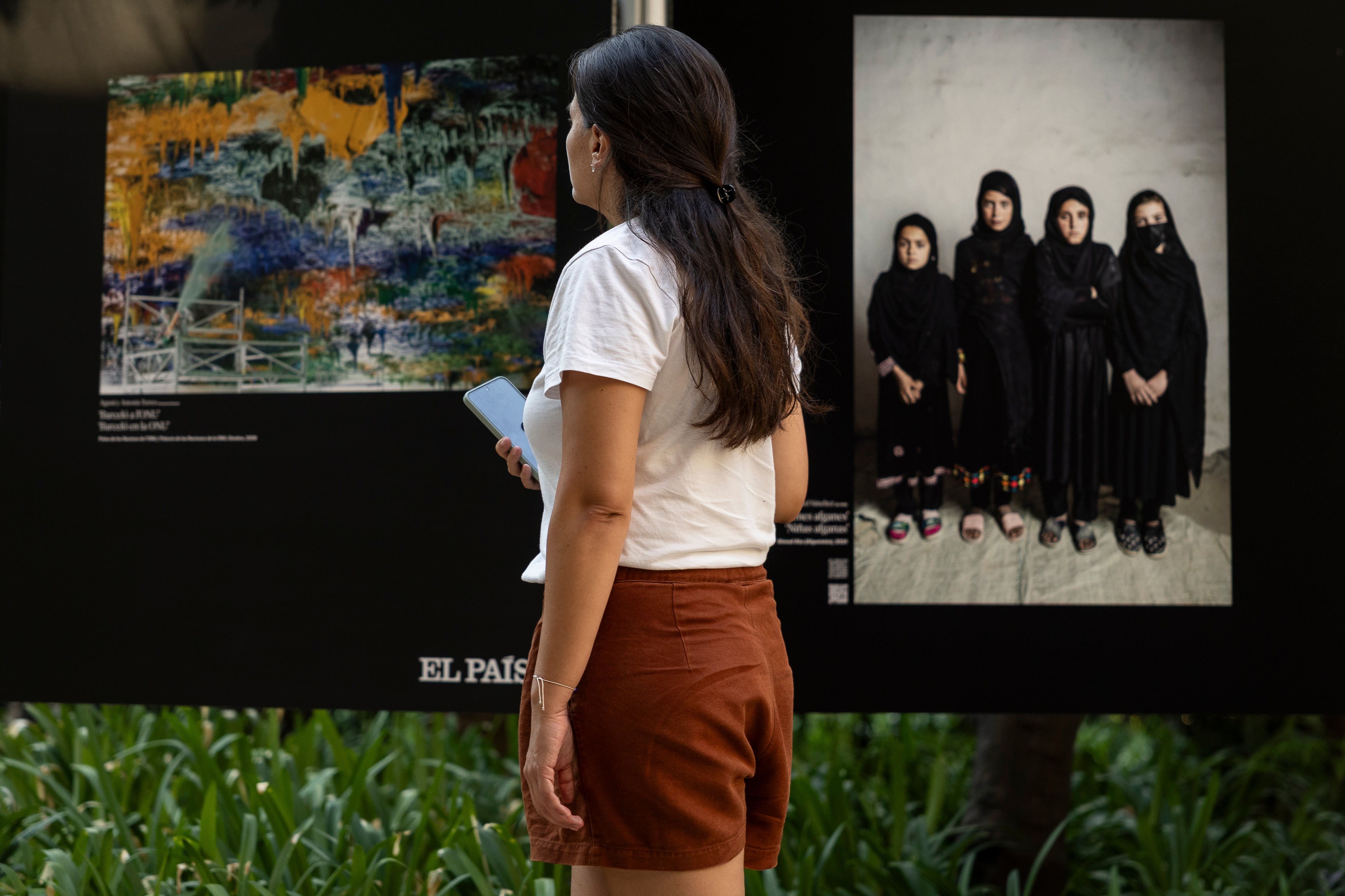 Una visitante de la exposición 'Momentos' en los jardines del Palau Robert de Barcelona.