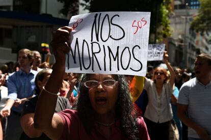 Una manifestante muestra un cartel con la proclama "Nos morimos", durante la protesta en Caracas en las afueras del Hospital infantil Dr. JM de los Ríos.