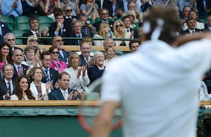 El príncipe Guillermo y su esposa, la duquesa de Cambridge, siguen el partido que enfrenta a Federer y Youzhny.