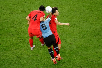  Luis Suárez (centro) de Uruguay disputa un balón con Kim Min-Jae (izquierda) y Lee Jae-sung (derecha) de Corea del Sur hoy, en un partido de la fase de grupos del Mundial de Fútbol Qatar 2022 entre Uruguay y Corea del Sur en el estadio Ciudad de la Educación en Rayán (Catar).