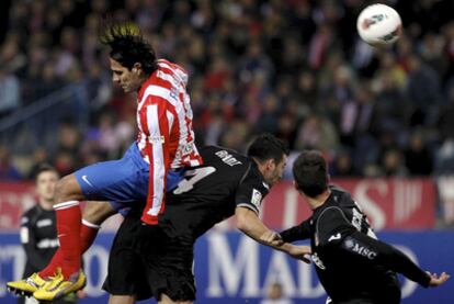 Falcao intenta cabecear el balón