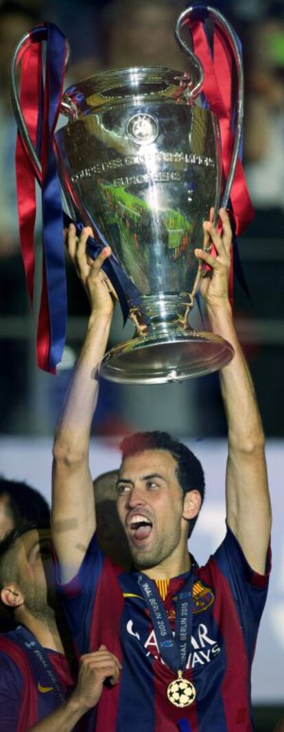 Sergio Busquets alza la Copa de Europa en Berlín.