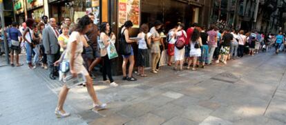 Cola para la preinscripción universitaria en la esquina de La Rambla con la calle del Bonsuccés, en Barcelona.