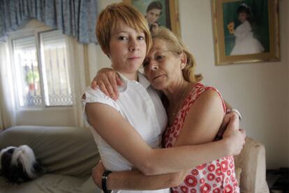 Verónica abraza a su madre, María del Carmen García, en su casa de Benejúzar.