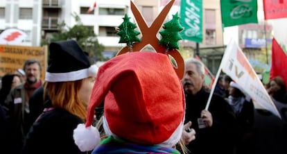 Una de las funcionarias que han protestado este martes contra la supresión de la paga extraordinaria de Navidad.