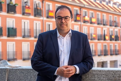 El alcalde de Leganés, Santiago Llorente, en uno de los balcones del Ayuntamiento.