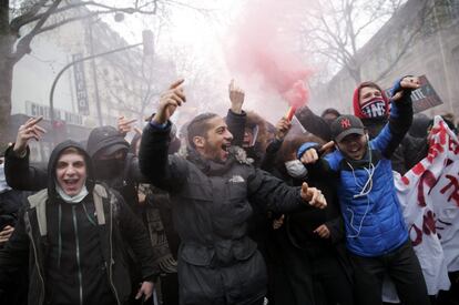 Estudiantes franceses protestan por las calles de París (Francia), el 31 de marzo de 2016.