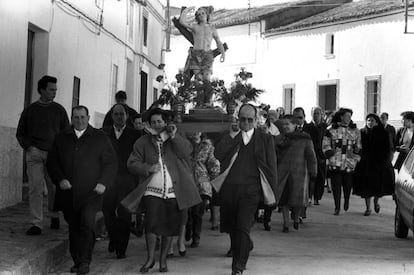 Vecinos de Puerto Hurraco (Badajoz) llevan en andas al patrón, San Sebastián, por las calles del pueblo, el 20 de enero de 1994, cuatro años después de los crímenes. Había vuelto la normalidad a esta pequeña aldea extremeña. Los hermanos Izquierdo estaban en prisión y las hermanas, Ángela y Luciana, habían sido ingresadas en un psiquiátrico.