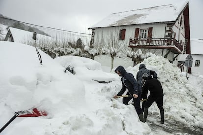 Coches cubiertos de nieve en la localidad pirenaica de El Espinal, en Navarra.