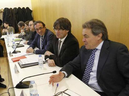 Carles Puigdemont (c) presidente de CDC, Artur Mas (d).