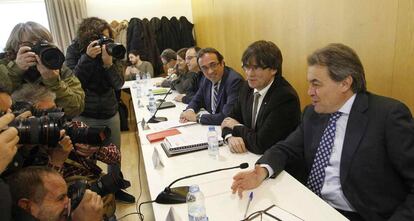Carles Puigdemont (c) presidente de CDC, Artur Mas (d).