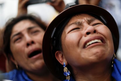 Una mujer llora durante el evento en Chimoré, Bolivia el 11 de noviembre de 2020.