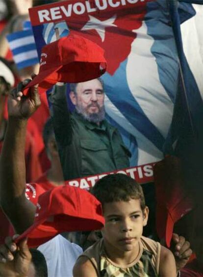 Un niño cubano contempla el desfile del 1 de Mayo en La Habana.