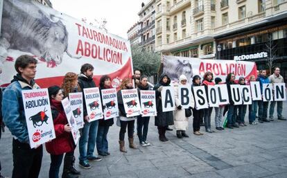 Activistas de Equanimal protestan frente a los juzgados de lo contencioso administrativo de Madrid.