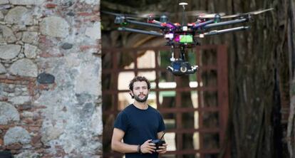 O texano Álex Chacón fazendo um 'dronie'.