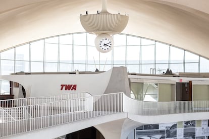 En la renovación del TWA Hotel se han cuidado todos los detalles para que conserve su aire 'vintage' y a la vez sea plenamente funcional. Un panel mecánico de llegadas y salidas fabricado en Italia en la decada de 1960 se empleará para enviar mensajes a los huéspedes del hotel.