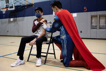 Un hombre vestido de superhéroe administra este mes una dosis de la vacuna contra la covid-19 en Lansdale, Pensilvania.