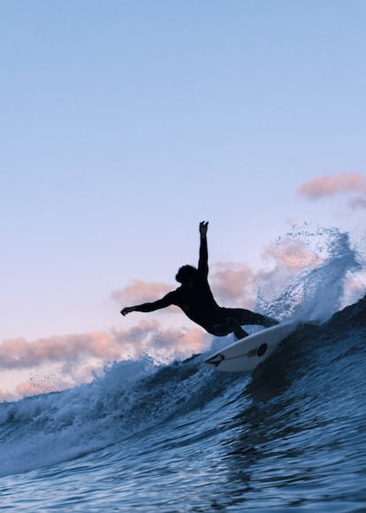 Un surfista entrena durante la última edición del Abanca Pantín Classic Surf Pro (Galicia), competición clave del circuito mundial de la World Surf League.