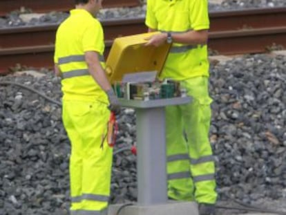 Trabajadores de Adif revisan una baliza en Angrois el 26 de julio